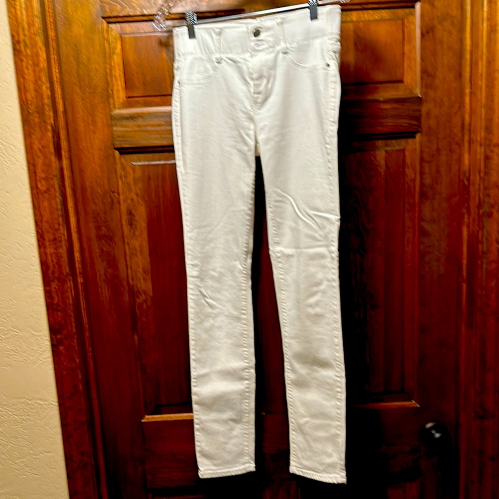 Apt. 9 white straight leg jeans, size 4